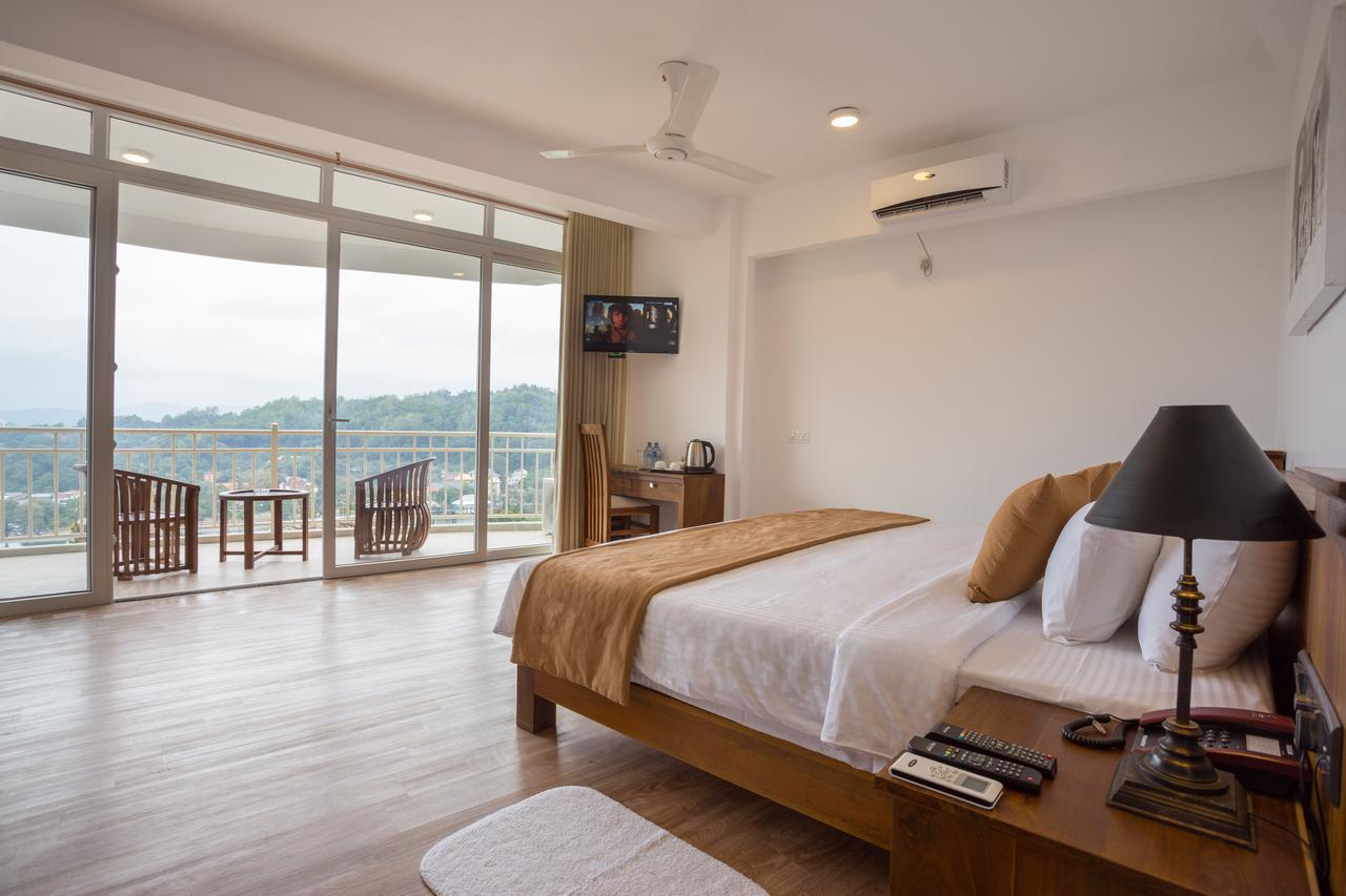 Sandriana Lake View Hotel Канди Екстериор снимка