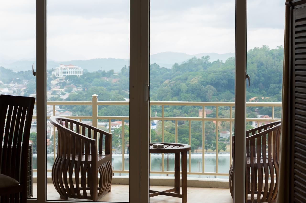 Sandriana Lake View Hotel Канди Екстериор снимка