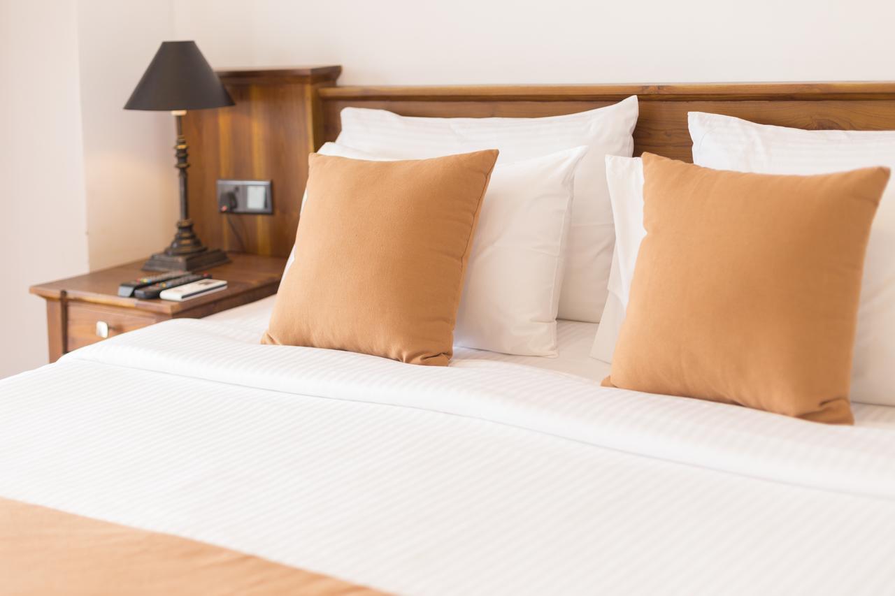 Sandriana Lake View Hotel Канди Екстериор снимка