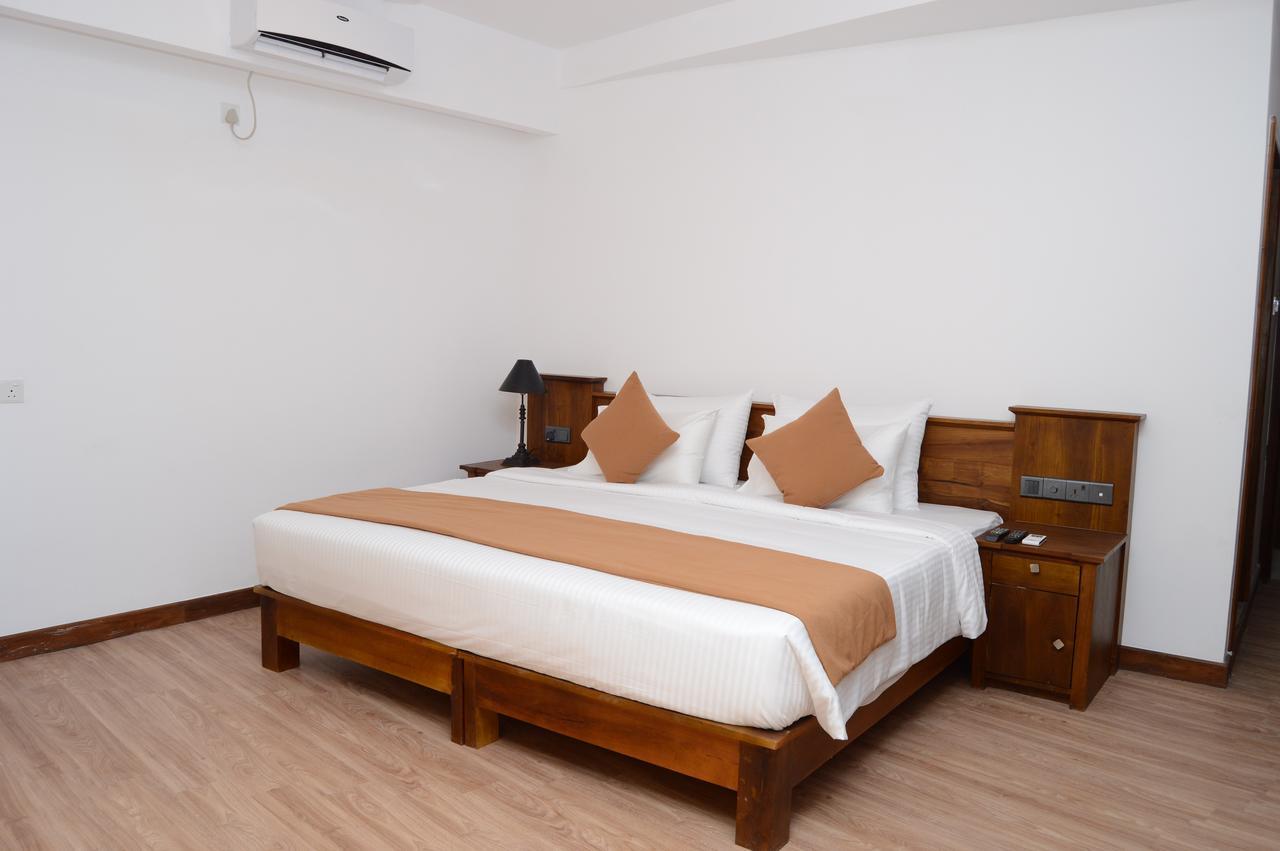 Sandriana Lake View Hotel Канди Екстериор снимка