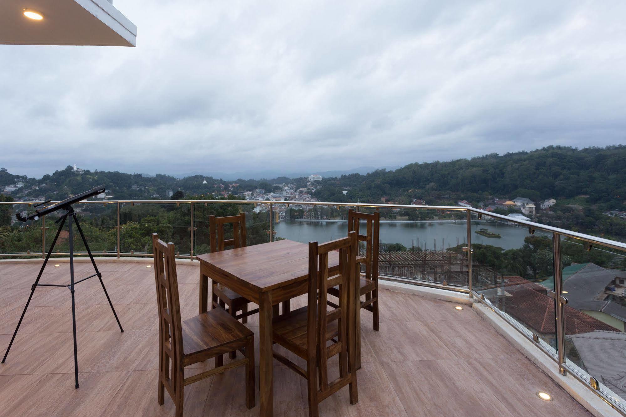 Sandriana Lake View Hotel Канди Екстериор снимка