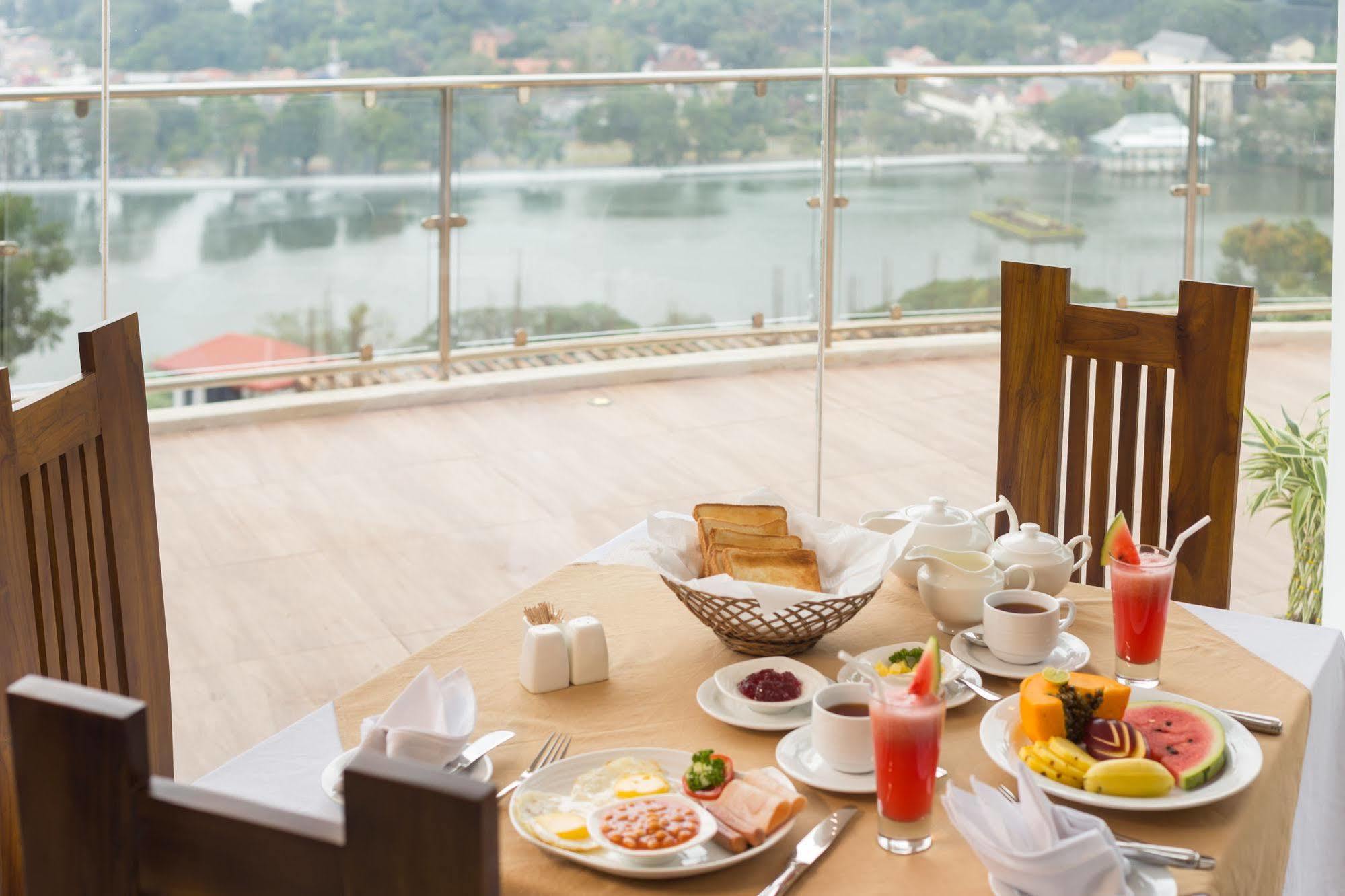 Sandriana Lake View Hotel Канди Екстериор снимка