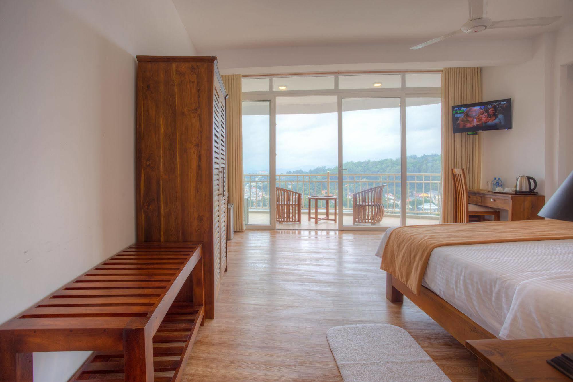 Sandriana Lake View Hotel Канди Екстериор снимка