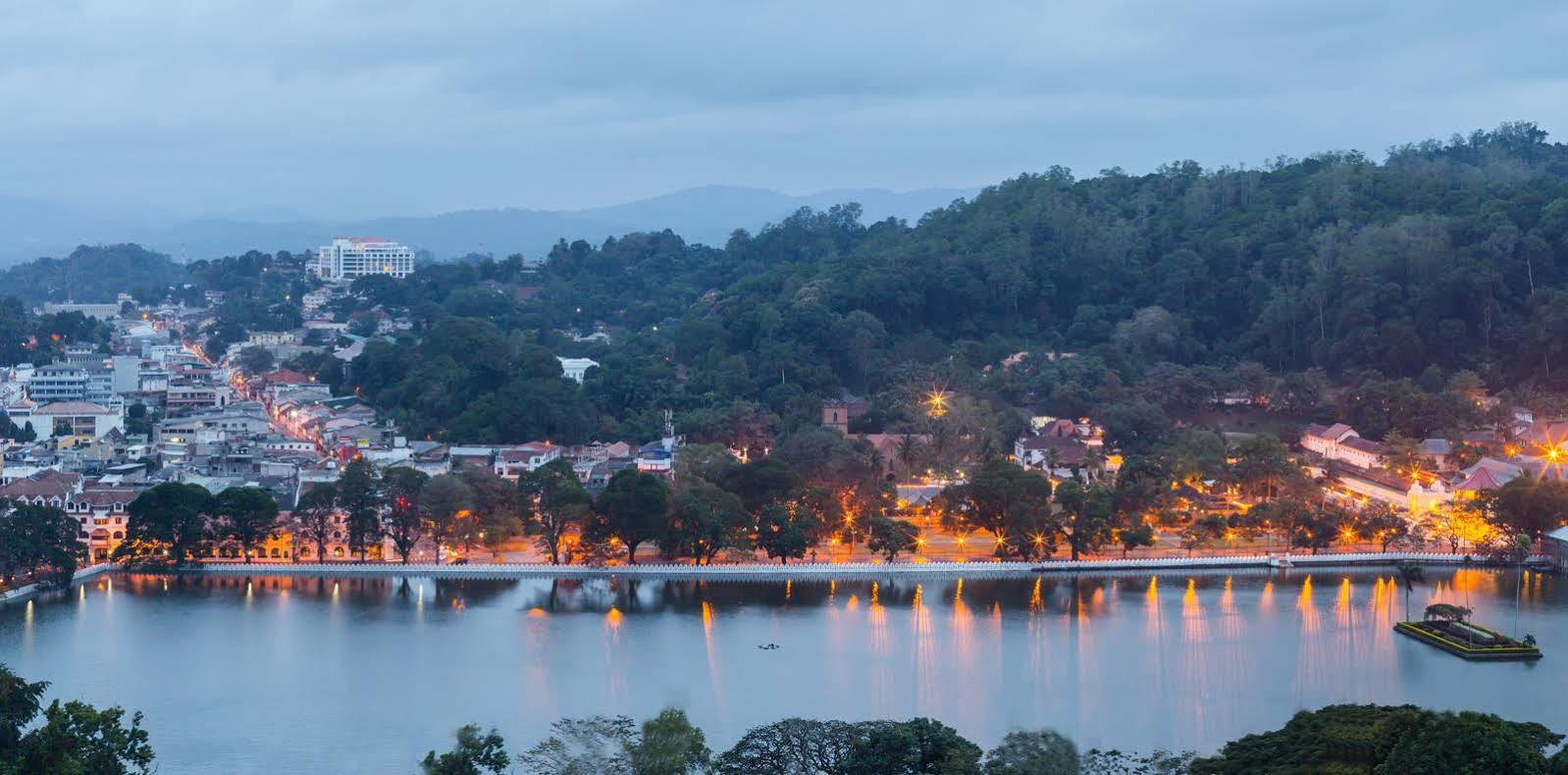 Sandriana Lake View Hotel Канди Екстериор снимка